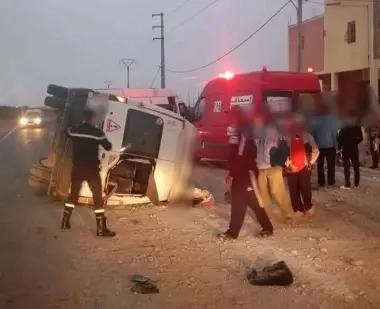 انقلاب سيارة تقل عمالا زراعيين يخلف 19 مصابا وحالة حرجة